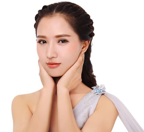 在假体隆鼻术前应该注意什么呢？