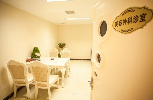 北京紫洁整形医院隆鼻手术的价格是多少呢？