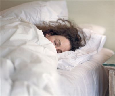 帮助消除睡眠皱纹的自然方法